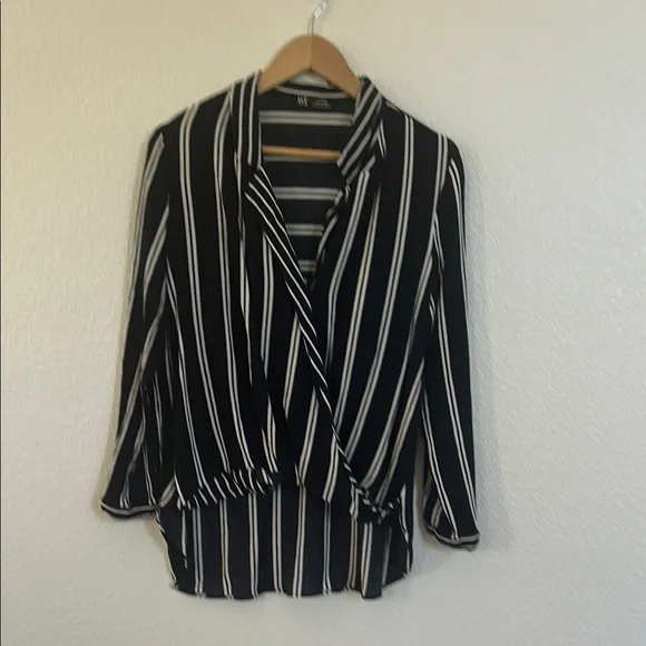 Elegant Striped Women's Blouse - Picture 2 of 8